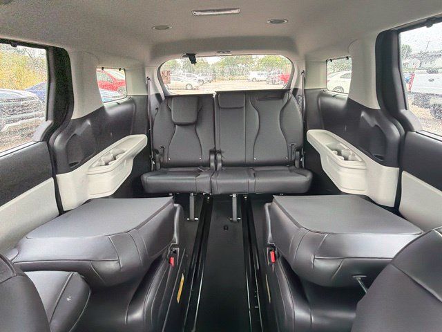 Used 2024 Kia Carnival EX FWD image 12