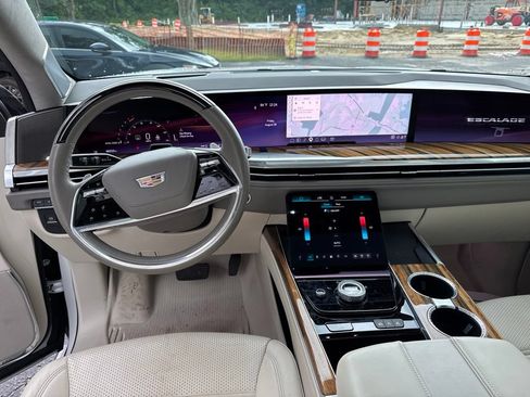 Used 2025 Cadillac Escalade ESV Sport Platinum w/ LPO, Floor Liner Package AWD/4WD image 8