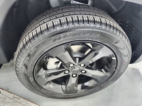 New 2025 Jeep Grand Cherokee Limited w/ Black Appearance Package image 35