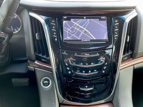 Used 2018 Cadillac Escalade ESV Luxury image 13