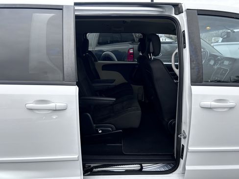 Used 2017 Dodge Grand Caravan SE w/ UConnect Hands-Free Group image 10