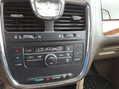 Used 2015 Chrysler Town & Country Touring FWD image 19