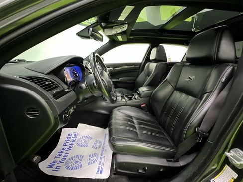 Used 2018 Chrysler 300 S w/ 300S Premium Group RWD image 16