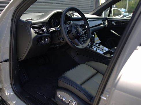 Certified 2025 Porsche Macan Turbo image 4
