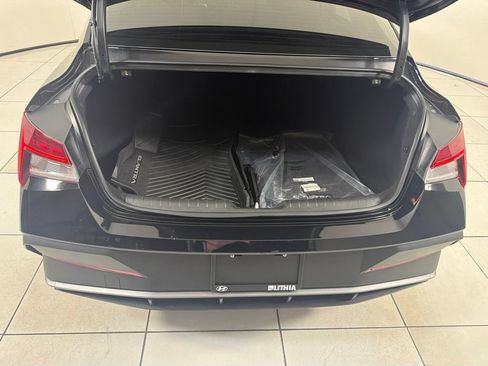 Used 2025 Hyundai Elantra Hybrid FWD image 31