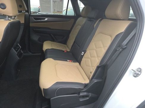 Used 2024 Volkswagen Atlas Cross Sport SE image 11