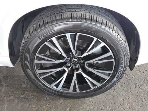 Certified 2025 Volvo XC90 T8 Plus image 9