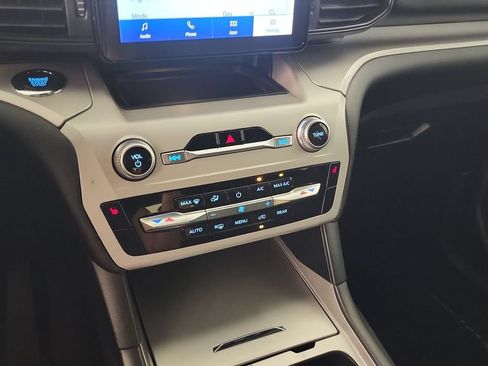 Used 2023 Ford Explorer XLT AWD/4WD image 16
