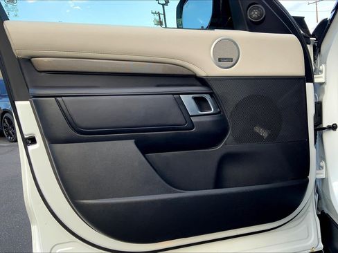 Used 2024 Land Rover Discovery Metropolitan Edition image 21