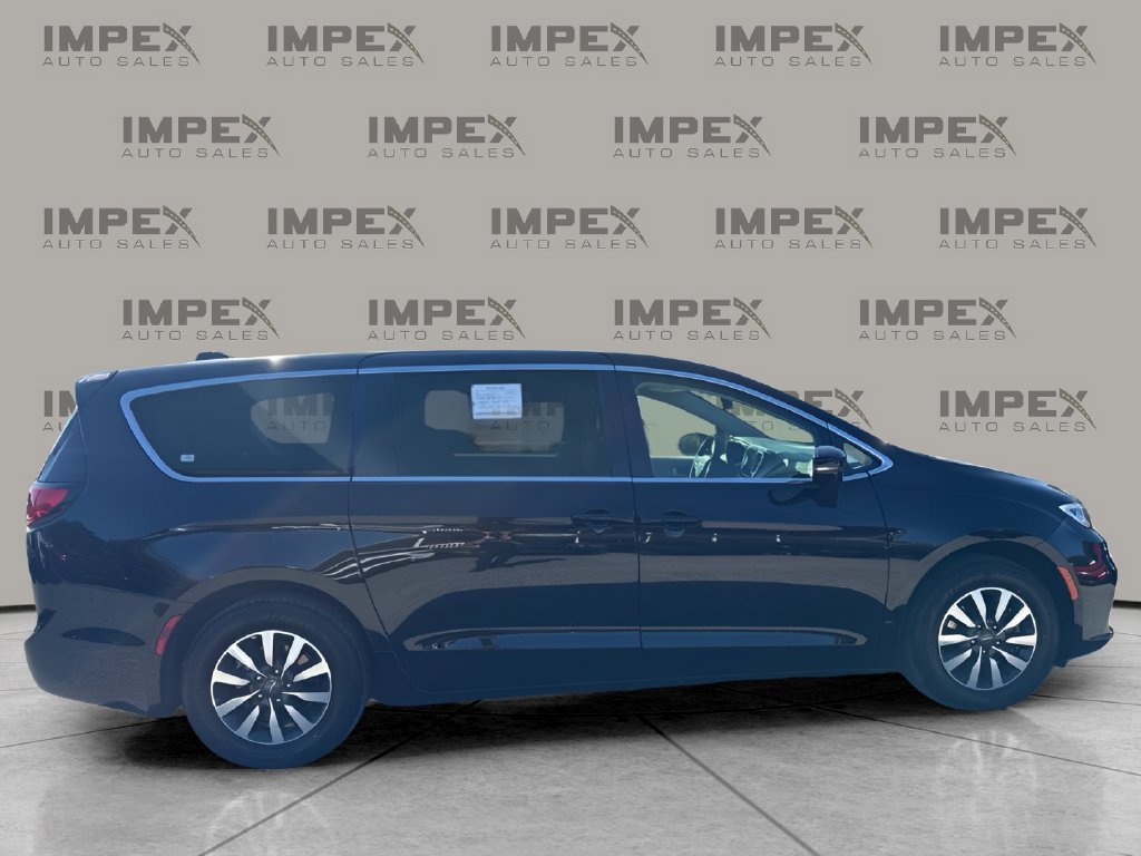 Used 2024 Chrysler Pacifica Limited FWD image 6