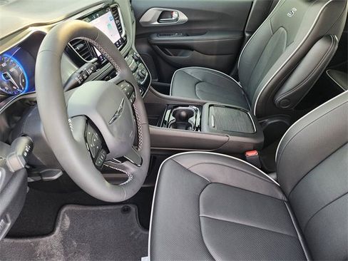 New 2026 Chrysler Pacifica Limited w/ S Appearance Package image 9