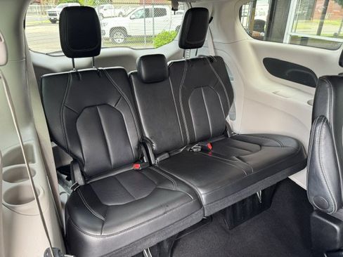 Used 2024 Chrysler Pacifica Touring-L FWD image 15