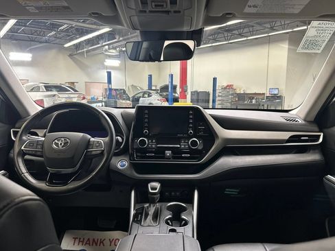 Used 2021 Toyota Highlander XLE FWD image 18