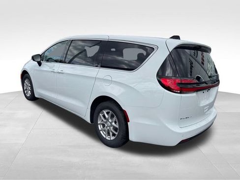 New 2027 Chrysler Pacifica Select FWD image 36