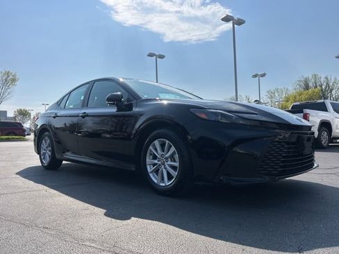 Used 2025 Toyota Camry LE image 3