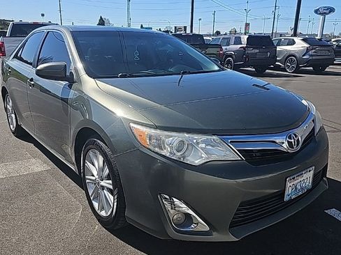 Used 2013 Toyota Camry XLE w/ Leather Pkg image 3