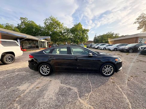 Used 2017 Ford Fusion SE w/ Fusion SE Technology Package FWD image 7