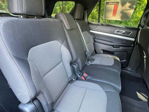 Used 2017 Ford Explorer XLT w/ Equipment Group 201A AWD/4WD image 27