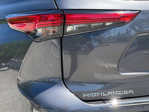 Used 2023 Toyota Highlander Platinum FWD image 28