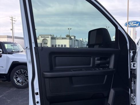 Used 2024 RAM 2500 Tradesman w/ Chrome Appearance Group image 18