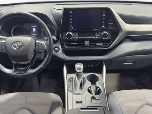 Used 2020 Toyota Highlander LE FWD image 16