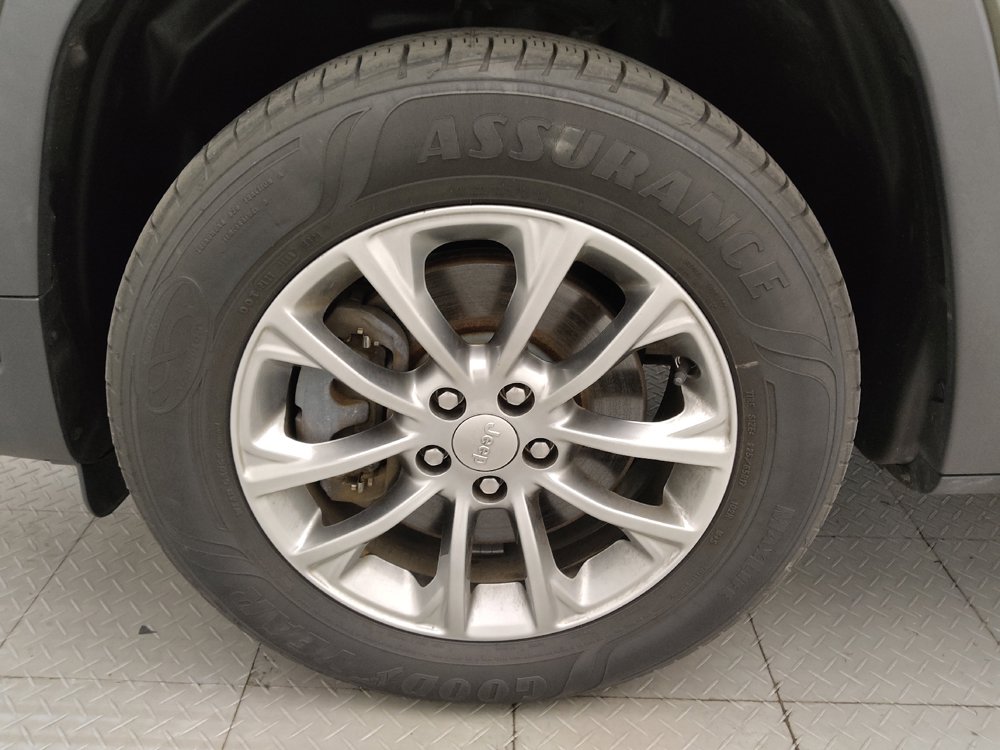 Used 2019 Jeep Cherokee Latitude Plus w/ Cold Weather Group AWD/4WD image 31