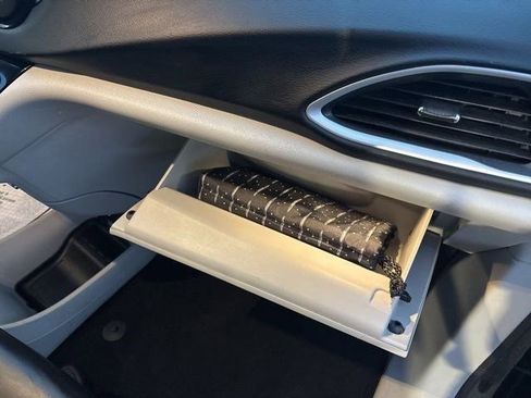 Used 2023 Chrysler Pacifica Touring-L image 41