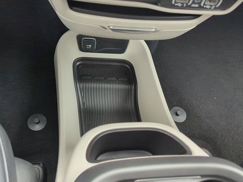 Used 2023 Chrysler Pacifica Touring-L FWD image 26
