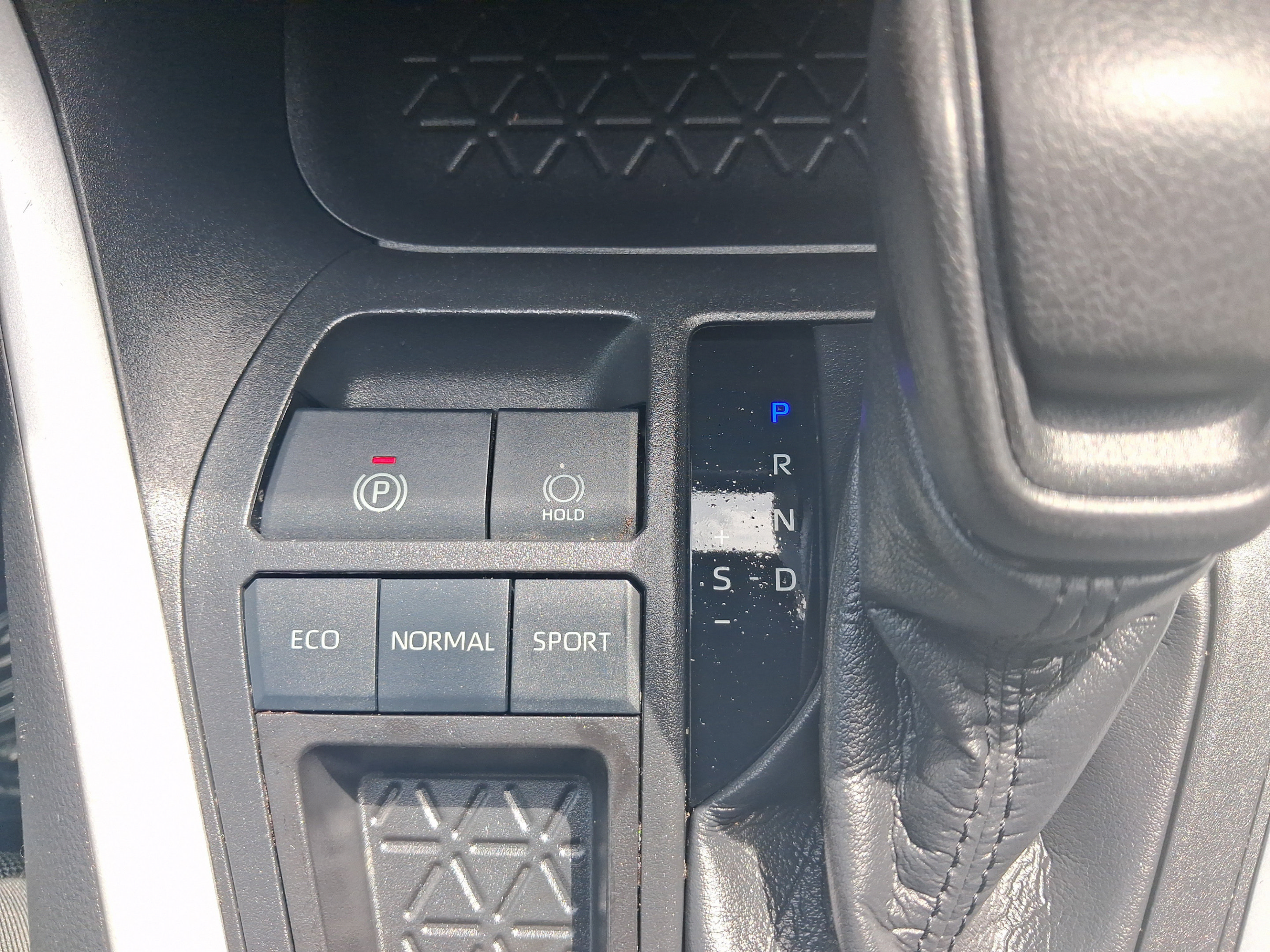 Used 2023 Toyota RAV4 LE FWD image 17