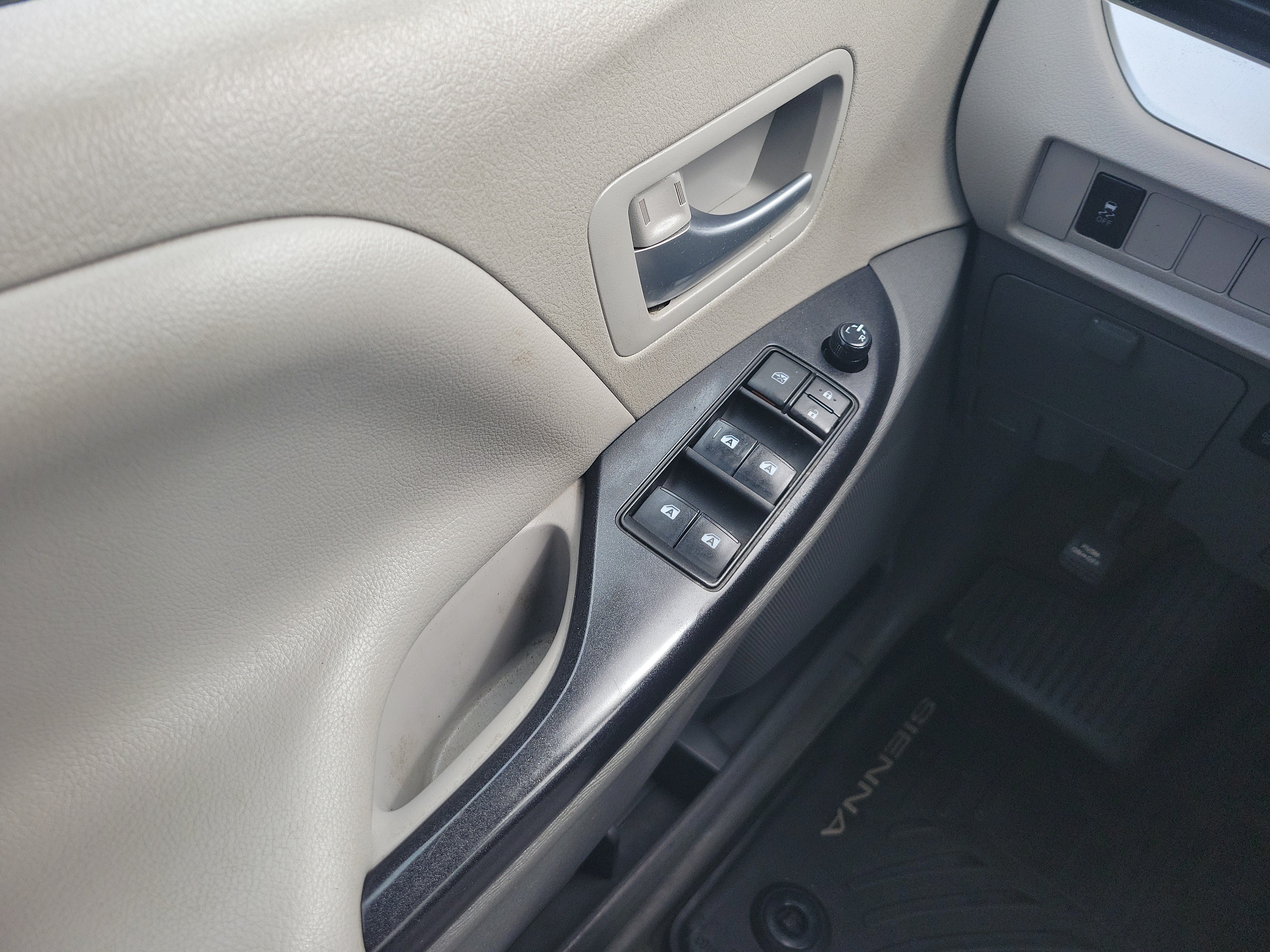 Used 2019 Toyota Sienna LE FWD image 21