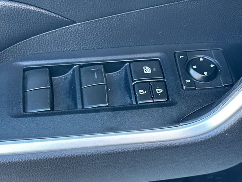 Used 2019 Toyota RAV4 XLE w/ Convenience Package FWD image 12