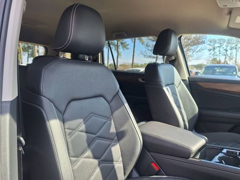 Used 2025 Volkswagen Atlas SE image 30