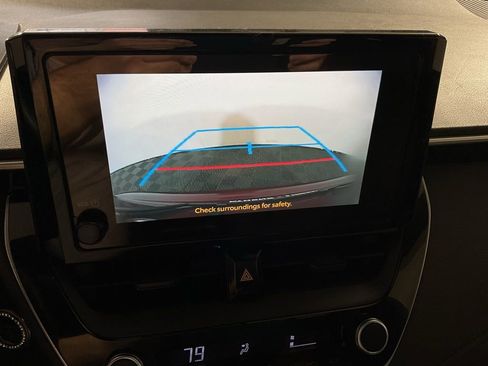 Used 2025 Toyota Corolla SE image 3