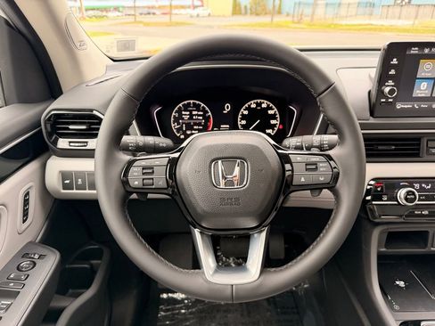 New 2025 Honda Pilot Touring image 6