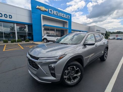Used 2024 Chevrolet Trax LT w/ Driver Confidence Package FWD image 27