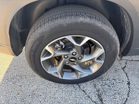 Used 2025 Chevrolet Trax LT w/ LT Convenience Package image 29