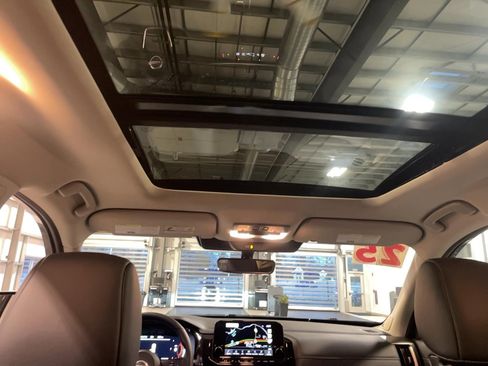 Used 2025 Nissan Pathfinder Platinum image 7