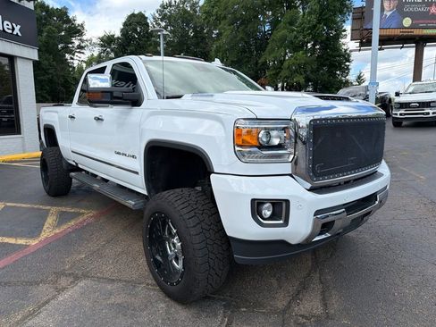 Used 2017 GMC Sierra 2500 Denali w/ Duramax Plus Package AWD/4WD image 5