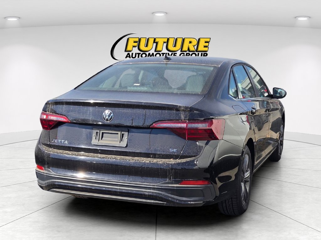 Used 2024 Volkswagen Jetta SE FWD image 2