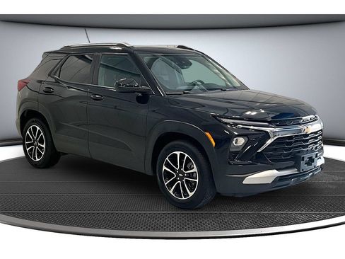 Used 2025 Chevrolet TrailBlazer LT FWD image 2