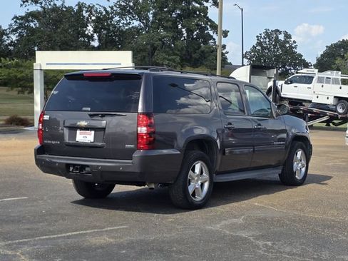 Used 2011 Chevrolet Suburban LT RWD image 2