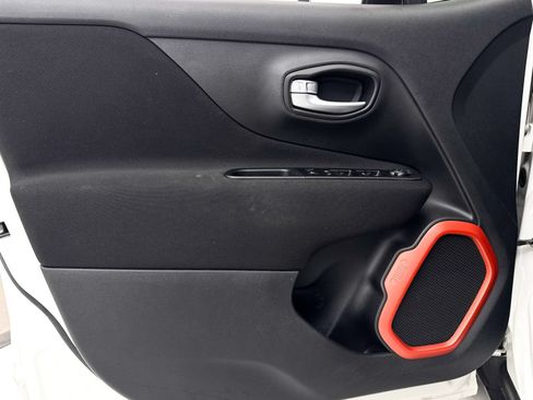 Used 2020 Jeep Renegade Latitude FWD image 26