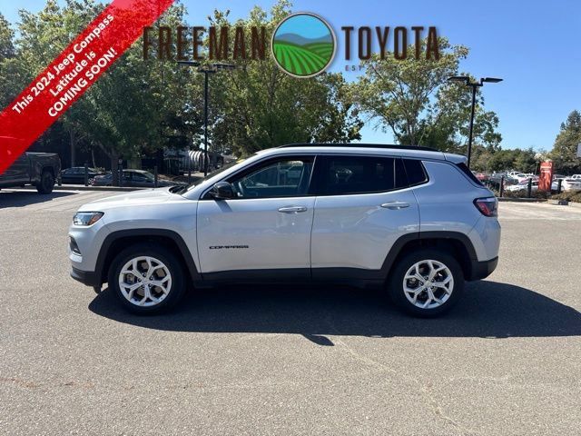 Used 2024 Jeep Compass Latitude AWD/4WD image 1