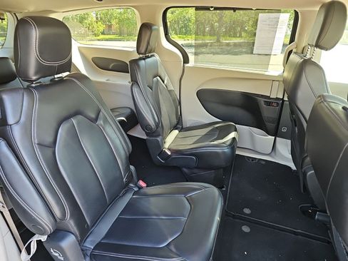 Used 2023 Chrysler Pacifica Touring-L FWD image 16