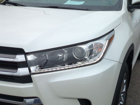 Used 2019 Toyota Highlander Limited Platinum FWD image 9