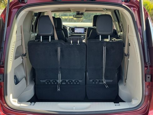 Used 2022 Chrysler Pacifica Touring-L image 12