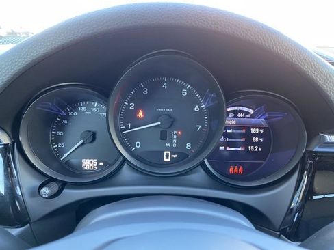 Certified 2025 Porsche Macan image 12