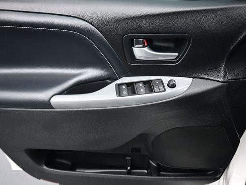 Used 2016 Toyota Sienna SE Premium w/ Protection Package FWD image 10