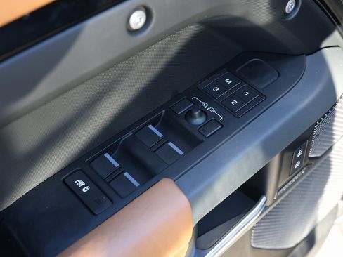 Used 2023 Land Rover Defender 110 X-Dynamic SE image 25