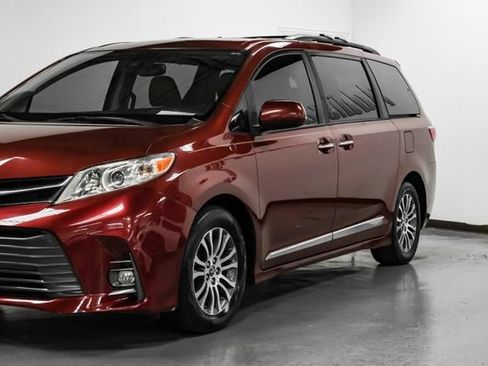 Used 2019 Toyota Sienna XLE Premium FWD image 9